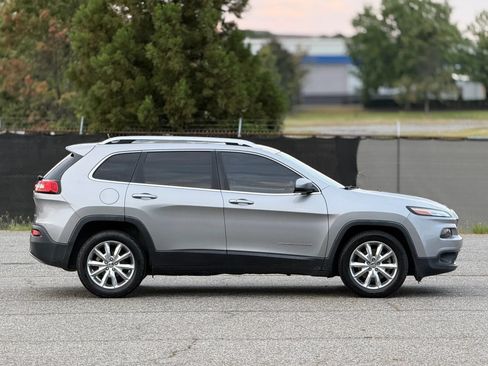 Used 2017 Jeep Cherokee Limited FWD image 7