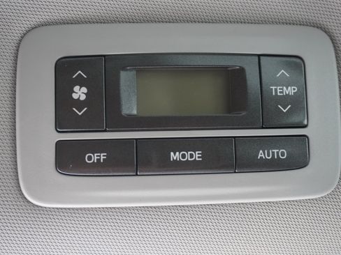 Used 2015 Toyota Sienna LE FWD image 13