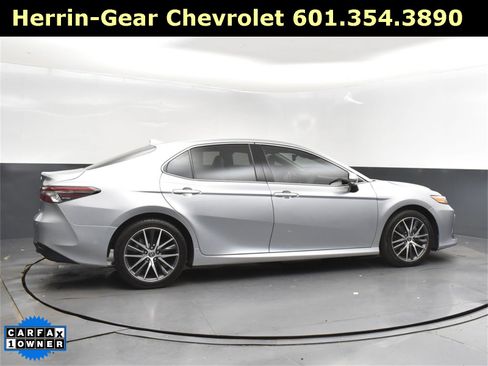 Used 2022 Toyota Camry XLE image 8