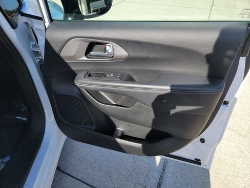 Used 2025 Chrysler Pacifica Select FWD image 13