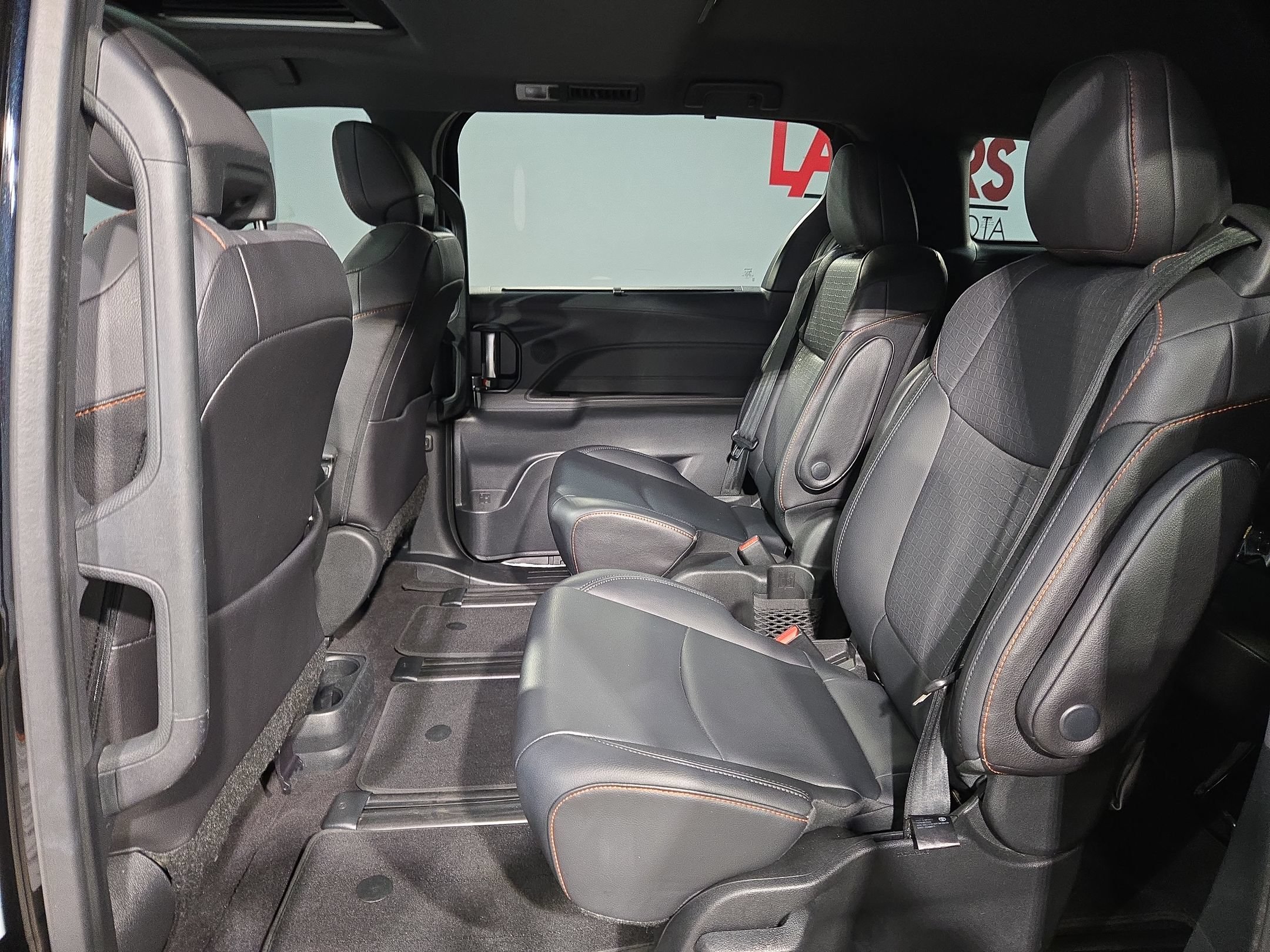 Used 2021 Toyota Sienna XSE FWD image 35