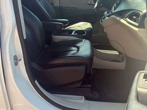 Used 2020 Chrysler Pacifica Touring-L FWD image 13