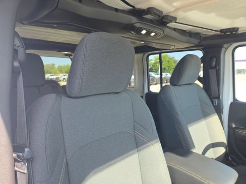 Used 2025 Jeep Wrangler Unlimited Sahara AWD/4WD image 29