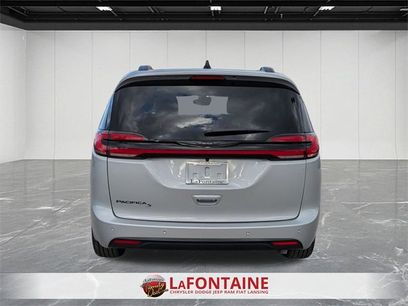 New 2026 Chrysler Pacifica Select w/ S Appearance Package