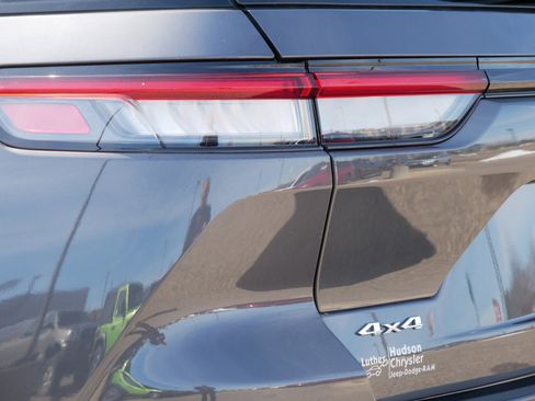 Used 2023 Jeep Grand Cherokee Laredo w/ Luxury Tech Group I image 17