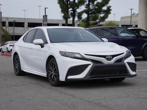 Used 2023 Toyota Camry SE image 2