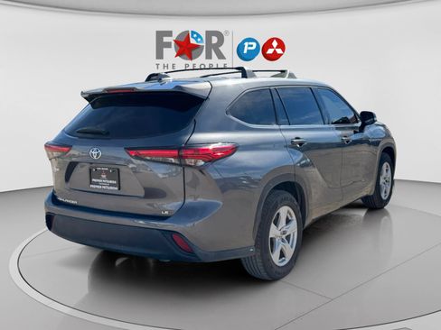 Used 2021 Toyota Highlander LE image 5