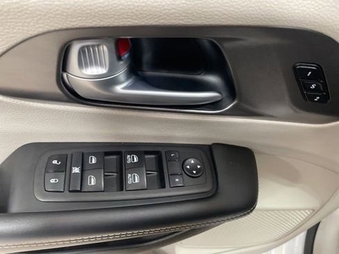 Used 2024 Chrysler Pacifica Touring-L image 10