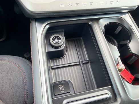 Used 2025 Ford Expedition Active image 31