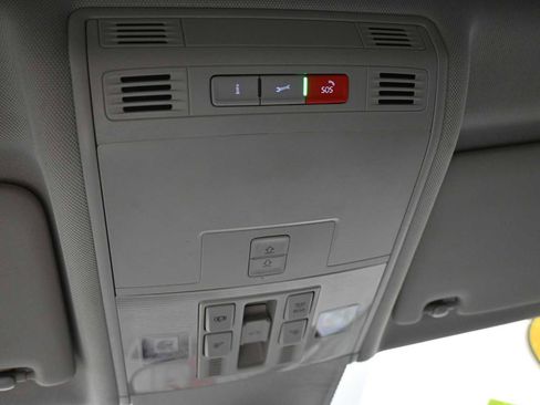 Used 2023 Volkswagen Tiguan SE image 25