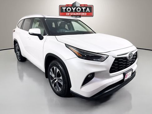 Certified 2024 Toyota Highlander XLE AWD/4WD image 1