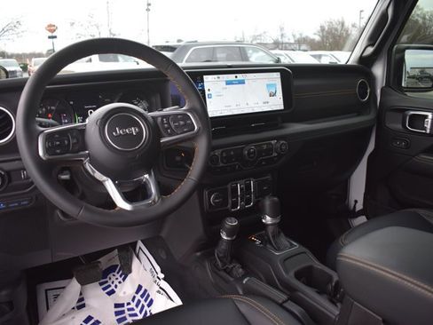 Used 2024 Jeep Wrangler Unlimited Sahara image 19