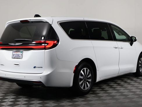 Used 2023 Chrysler Pacifica Touring-L FWD image 4