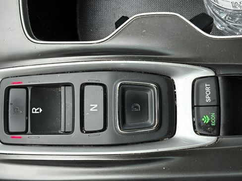 Used 2018 Honda Accord Touring image 12