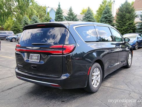 Used 2023 Chrysler Pacifica Touring-L FWD image 8