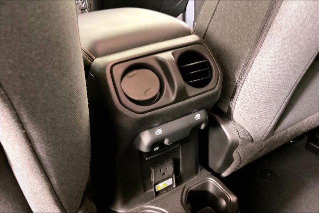 Used 2026 Jeep Wrangler Unlimited Sahara AWD/4WD image 9