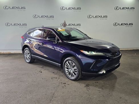 Used 2023 Toyota Venza Limited image 3