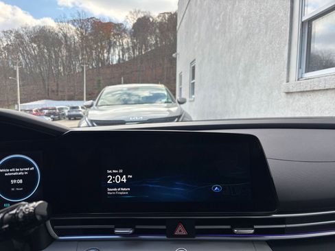 Used 2025 Hyundai Elantra Limited image 21