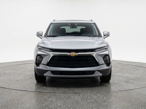 Used 2025 Chevrolet Blazer LT FWD image 2