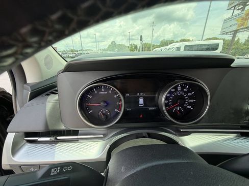Used 2024 Kia Carnival LX FWD image 21