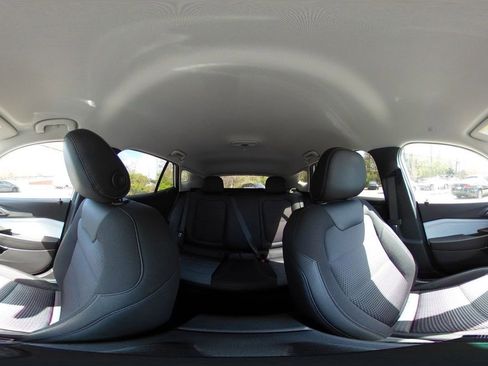 Used 2025 Chevrolet Trax LT image 38