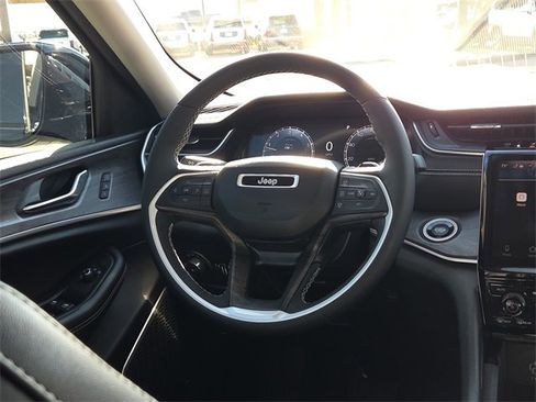 Used 2023 Jeep Grand Cherokee Limited image 13