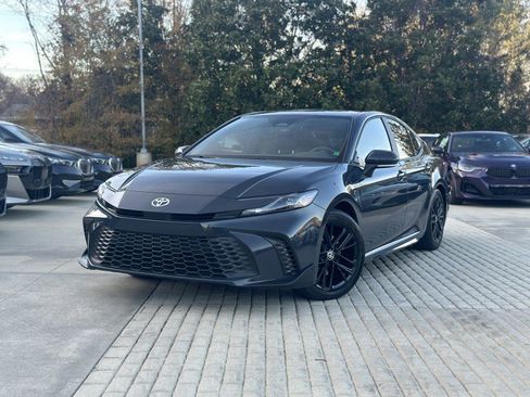 Used 2025 Toyota Camry SE image 1