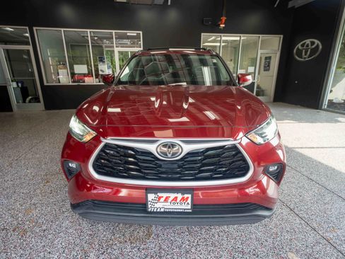 Used 2020 Toyota Highlander XLE AWD/4WD image 6