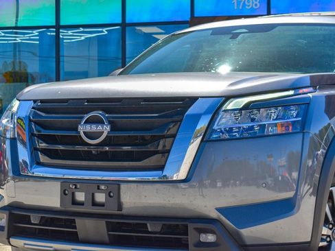 Used 2023 Nissan Pathfinder SL image 2