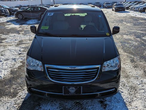 Used 2013 Chrysler Town & Country Touring image 3