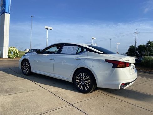 Used 2025 Nissan Altima 2.5 SV FWD image 11