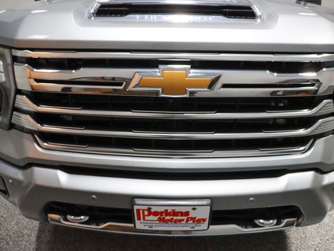 Used 2024 Chevrolet Silverado 3500 High Country w/ High Country Premium Package AWD/4WD image 4