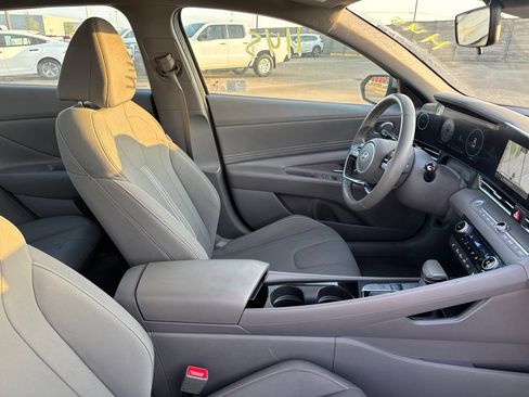 Used 2025 Hyundai Elantra SEL FWD image 26