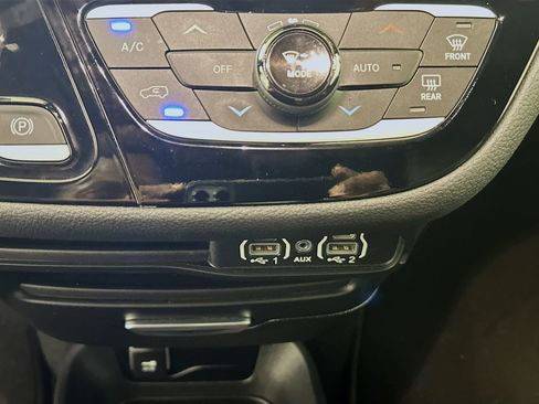 Used 2025 Chrysler Pacifica Select FWD image 23