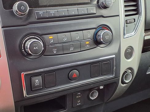 Used 2017 Nissan Titan SV image 19