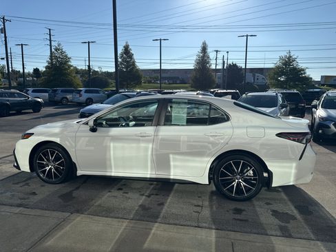 Used 2023 Toyota Camry SE w/ Convenience Package FWD image 6