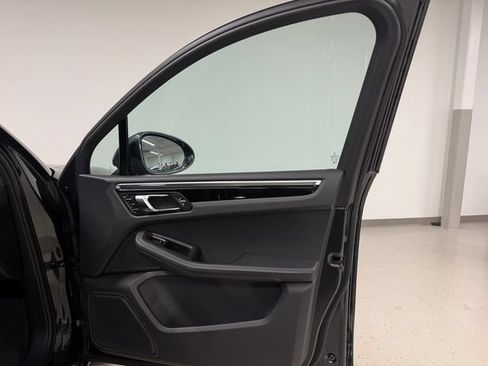 Certified 2023 Porsche Macan S AWD/4WD image 36