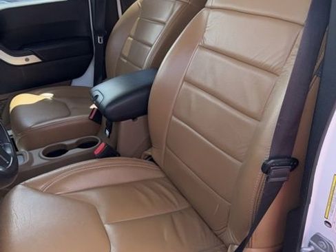 Used 2017 Jeep Wrangler Unlimited Sahara w/ Connectivity Group AWD/4WD image 13