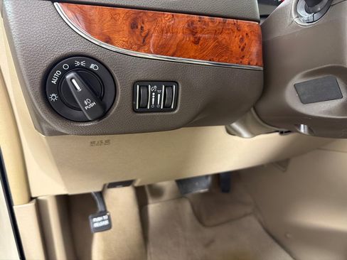 Used 2015 Chrysler Town & Country Touring FWD image 11