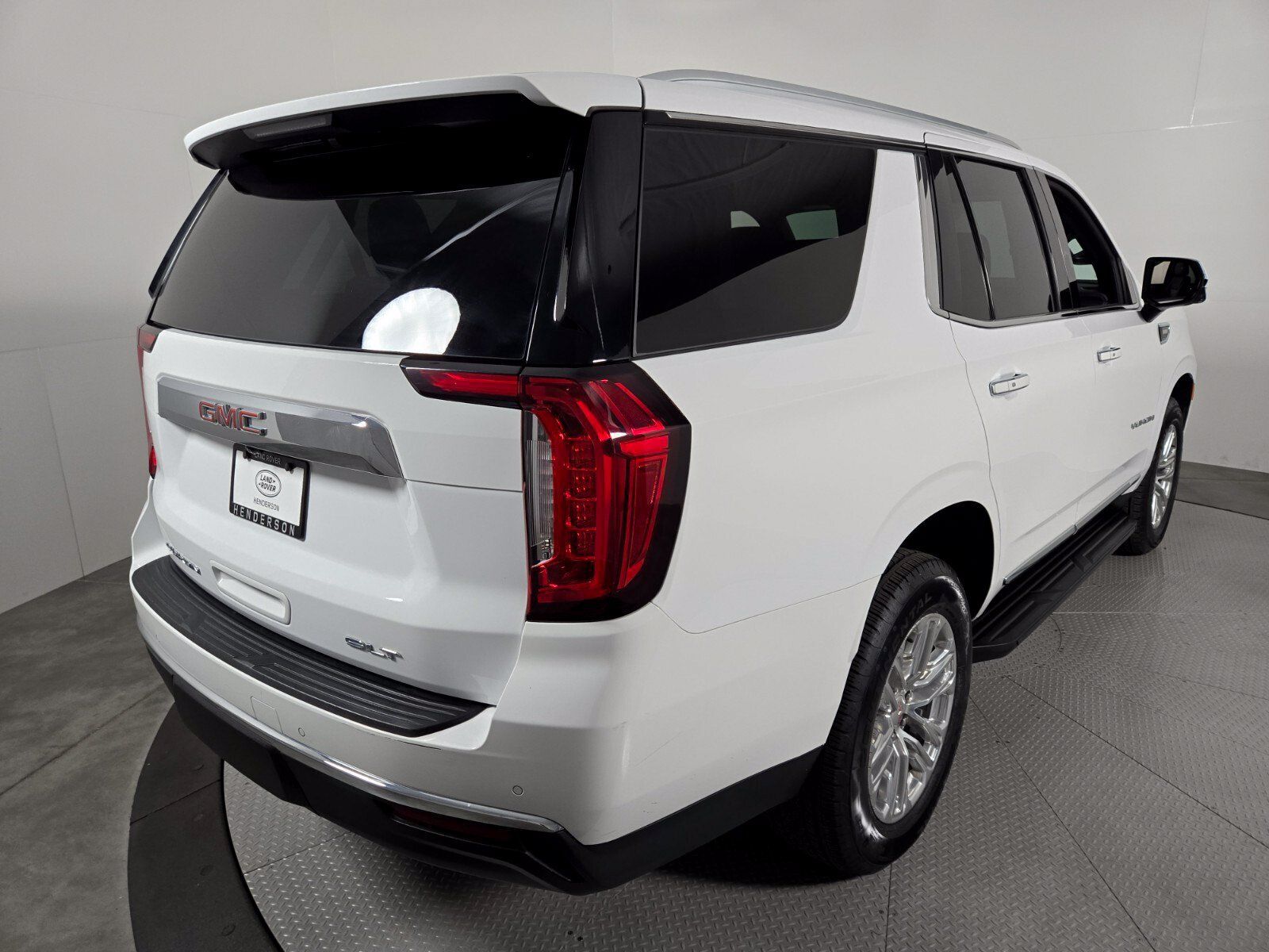 Used 2023 GMC Yukon SLT w/ SLT Luxury Package AWD/4WD image 2