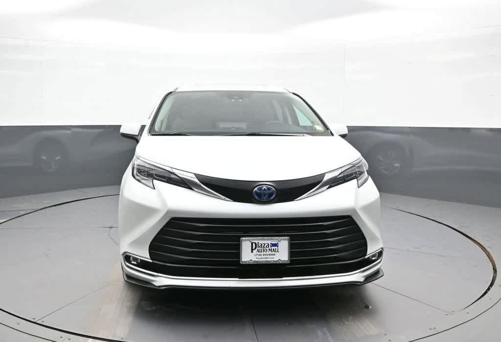Used 2024 Toyota Sienna XLE w/ XLE Plus Package AWD/4WD image 2