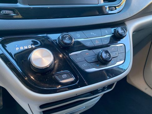 Used 2017 Chrysler Pacifica Touring-L image 61