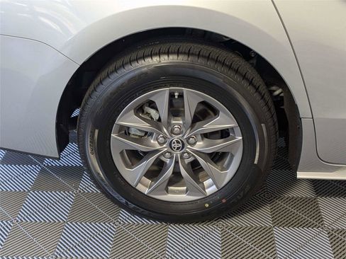 Used 2024 Toyota Sienna XLE FWD image 10