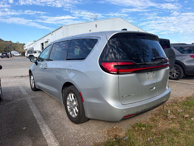 Used 2026 Chrysler Pacifica Select FWD image 4