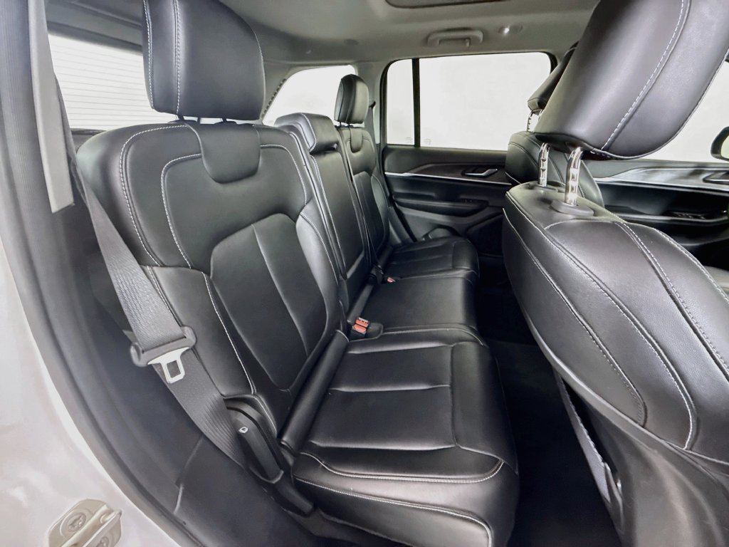 Used 2023 Jeep Grand Cherokee Limited RWD image 28