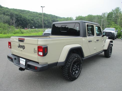 Certified 2022 Jeep Gladiator Sport AWD/4WD image 5