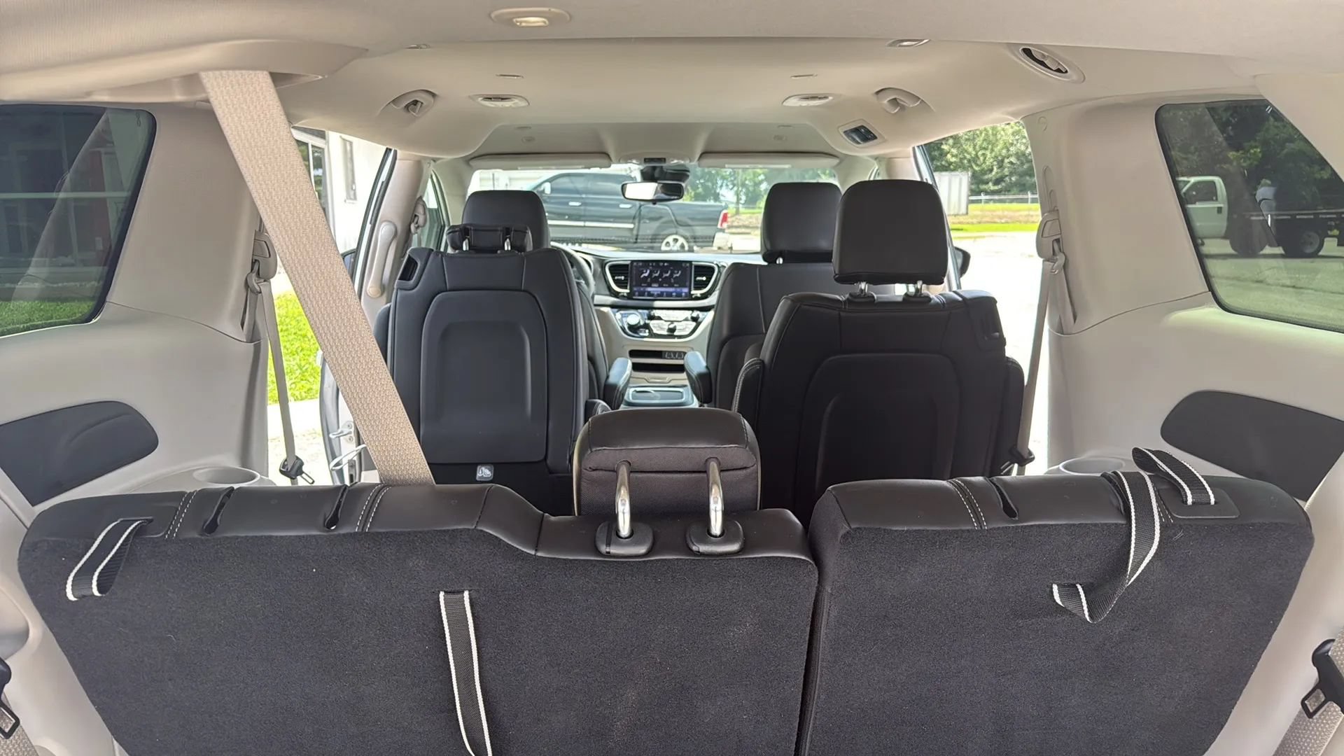 Used 2024 Chrysler Pacifica Touring-L FWD image 9