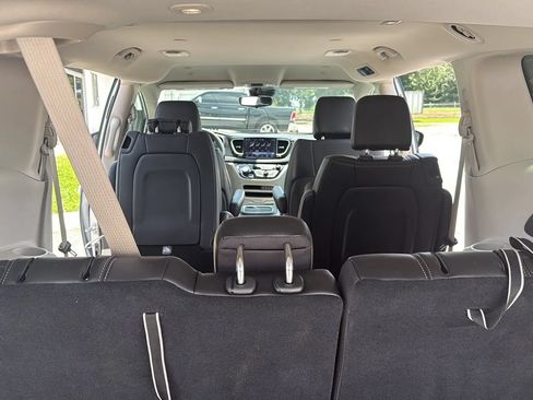 Used 2024 Chrysler Pacifica Touring-L FWD image 9