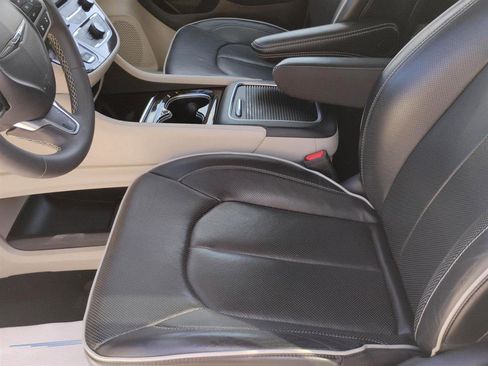 Used 2023 Chrysler Pacifica Limited FWD image 17