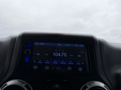 Used 2014 Jeep Wrangler Unlimited Sahara w/ Connectivity Group image 11